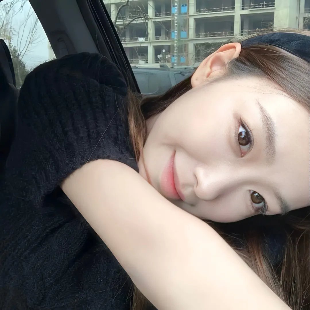 给小酒馆女子喝高杯酒